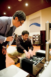 開発責任者の加藤徹也氏に解説を聞く石原 俊氏