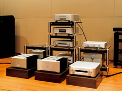 �V����I-03��A-02�������ESOTERIC�̃A���v�́A�m���Ƀ��C���i�b�v���[������