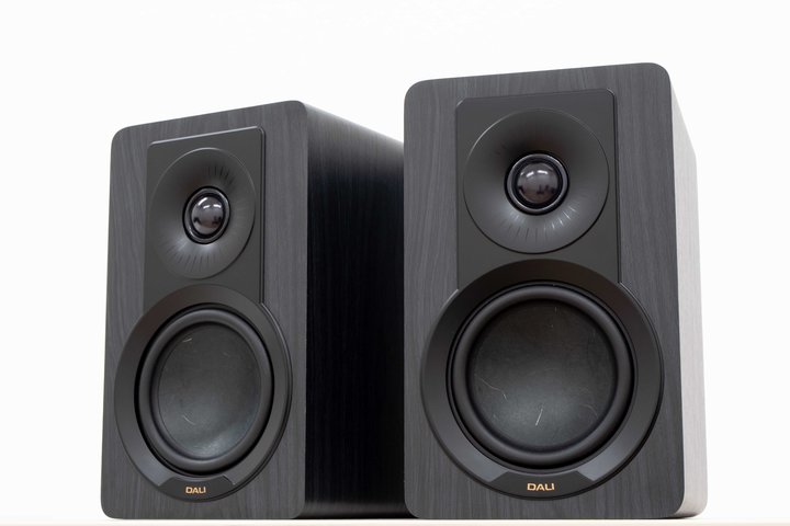 ソニーの肩のせスピーカー「SRS-WS1」はゲームとの相性◎！ 東京